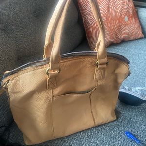 American Leather Company purse in excellent condition. Very soft leather.